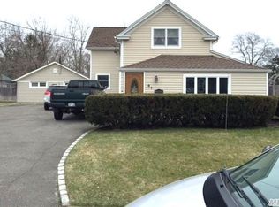 61 Winganhauppauge Rd, Islip, NY 11751