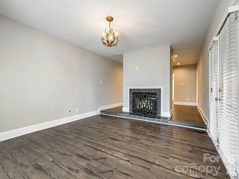 2220 Roswell Ave — Photo 13