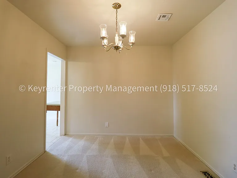 6828 E 47th St S — Photo 15