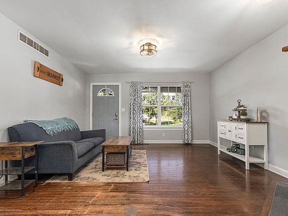 4th image of 805 W Church St