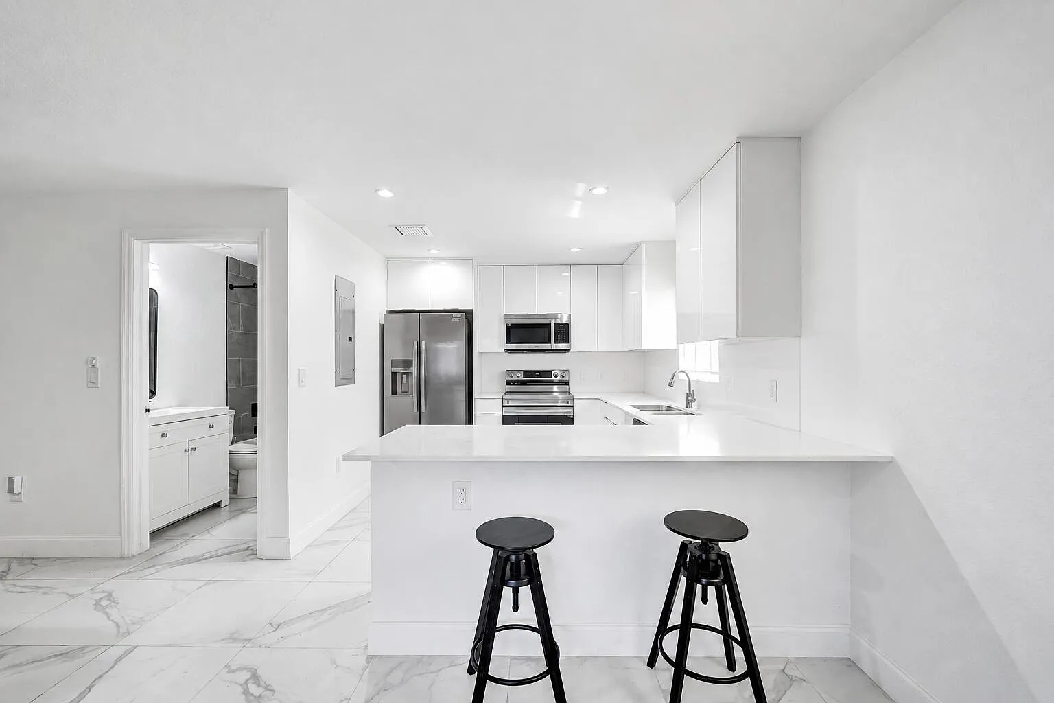 4 bed, 2.0 bath, 1460 sqft, $3,600 — Photo 4