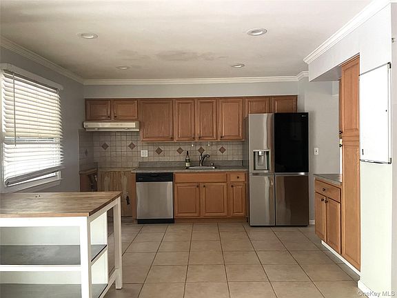 2nd image of 712 Manette Lane