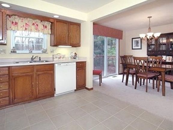 4th image of 913 Rolling Meadows Dr