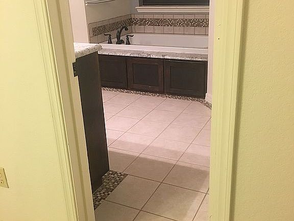 3rd image of 4832 Royal Oak St