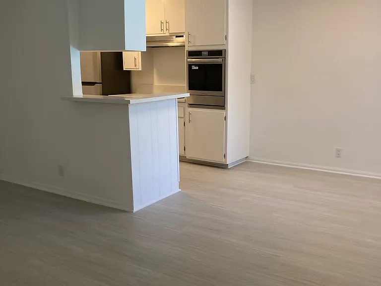 310 S Sherbourne Dr — Photo 35