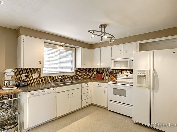 5th image of 566 NE 27th Ct