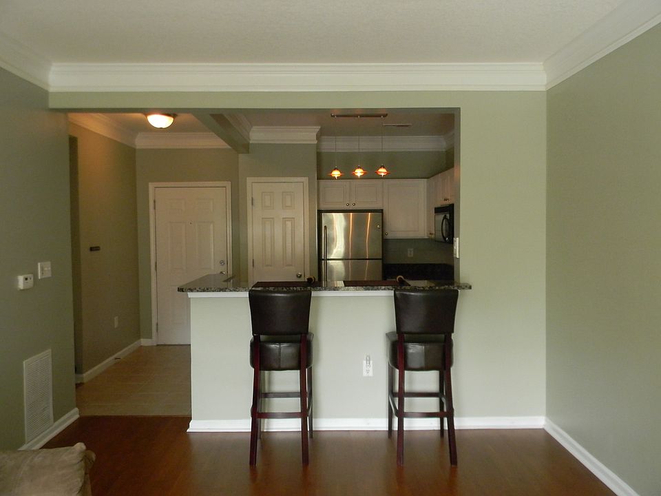 Serve or dine at bar