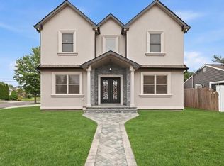 2 Griffin Lane, Syosset, NY