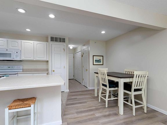 4th image of 3116 Holiday Ct #3