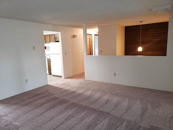 4th image of 10610-12 E 32nd Ave