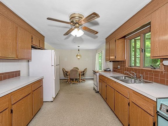 4th image of 115 Westford St