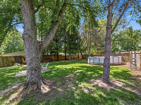 3rd image of 1911 Harris Dr