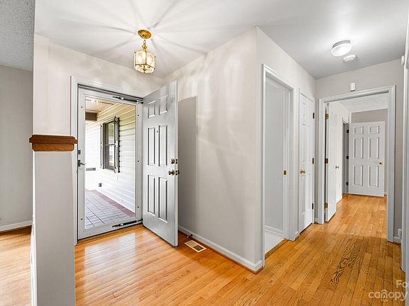 3rd image of 3 N Leslie Ln