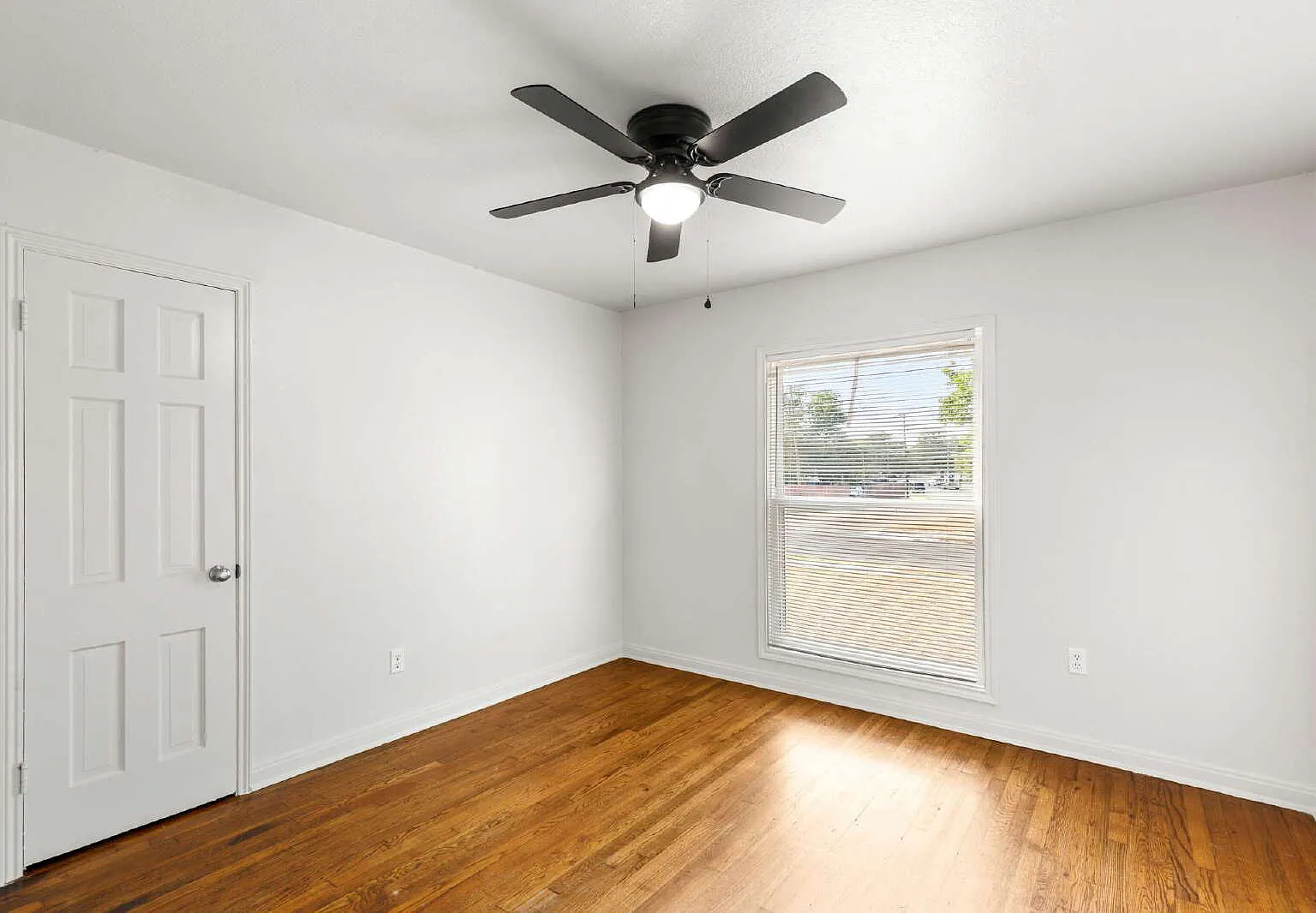 3 bed, 1.0 bath, 1008 sqft, $1,600 — Photo 1