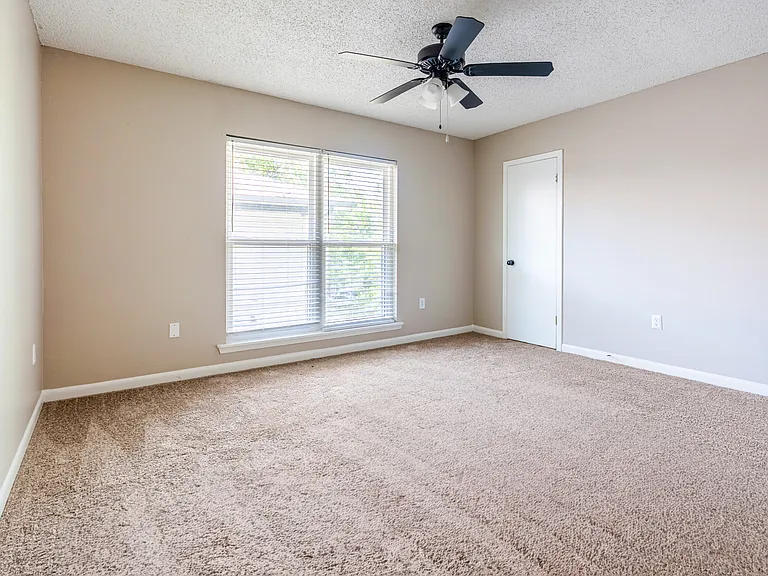 Ingleside Gardens Apartments — Photo 9