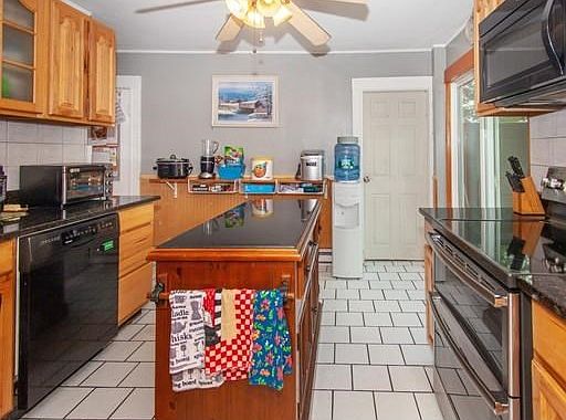 5th image of 323 Essex St