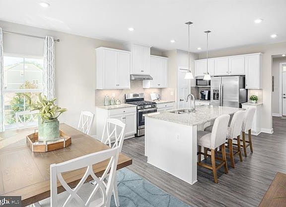 4th image of 1001 Regents Ln