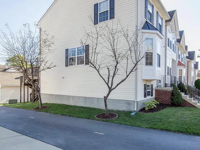 8800 Community Square Ln — Photo 3