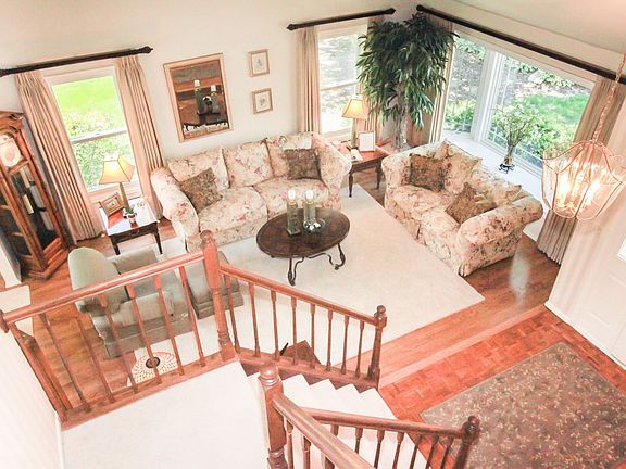 Staircase leading from foyer to upper level