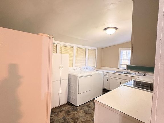 5th image of 419 Central Ave