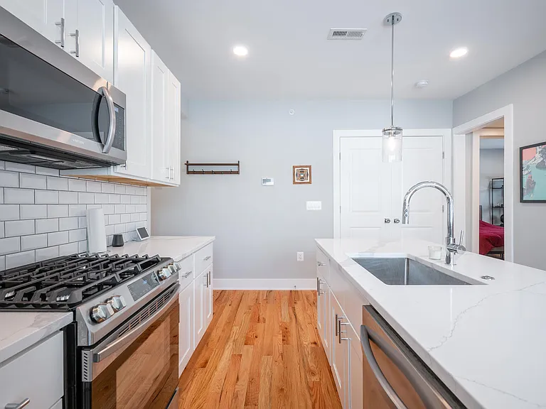 714 11th St NE #302 — Photo 34