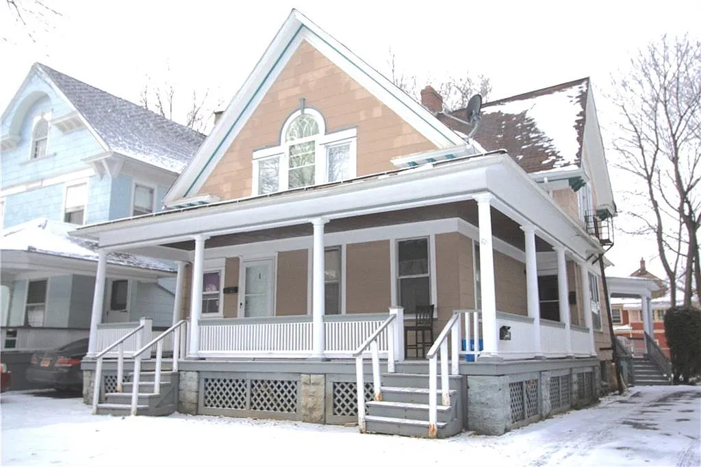 101 Warwick Ave photo 1