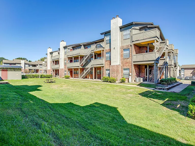 Portofino Apartments — Photo 32