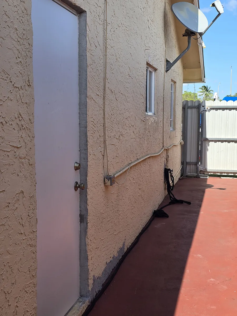 Building Photo - 4670 SW 133rd Ave #2