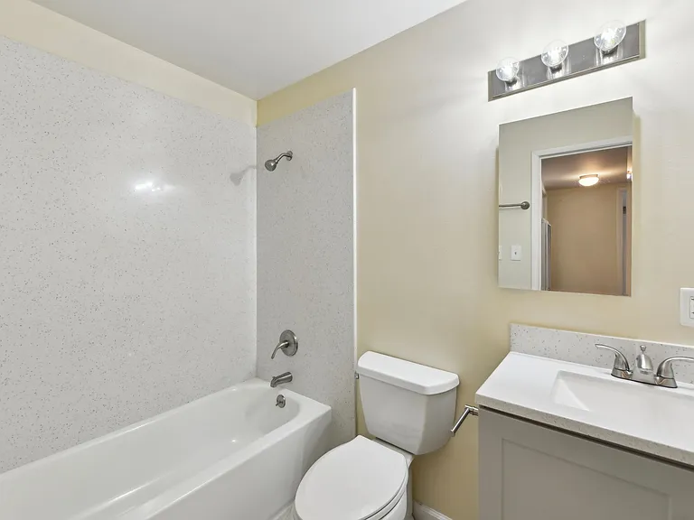 ROCKINGHAM APARTMENTS — Photo 41