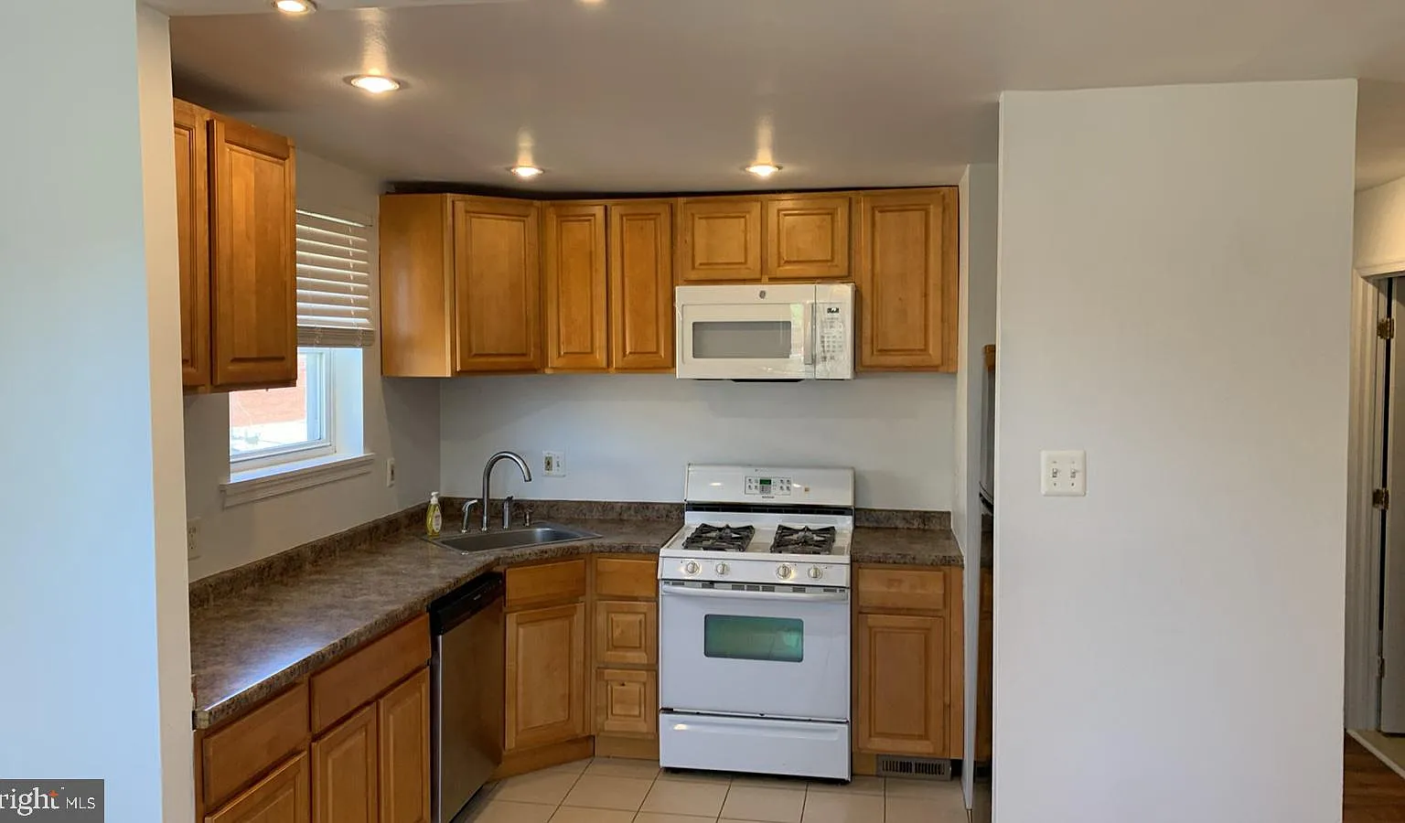 2 bed, 960 sqft, $1,550 — Photo 2