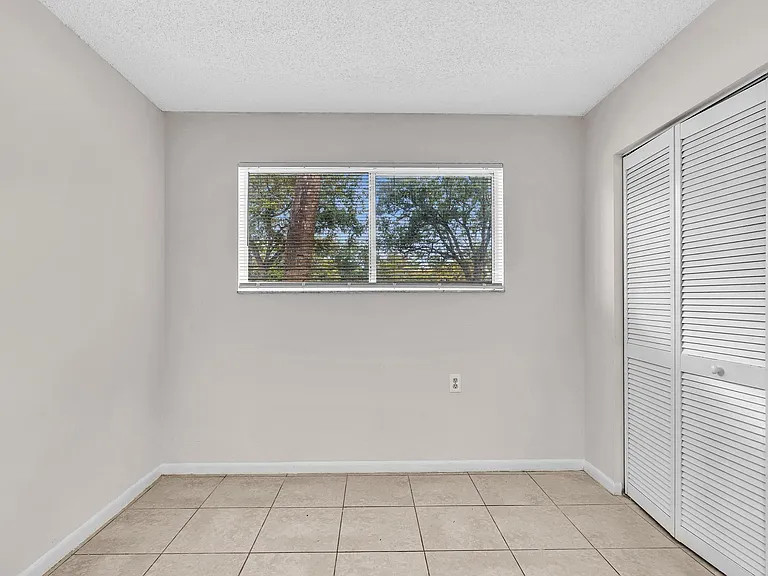 1020 Lake Victoria Dr #B — Photo 33