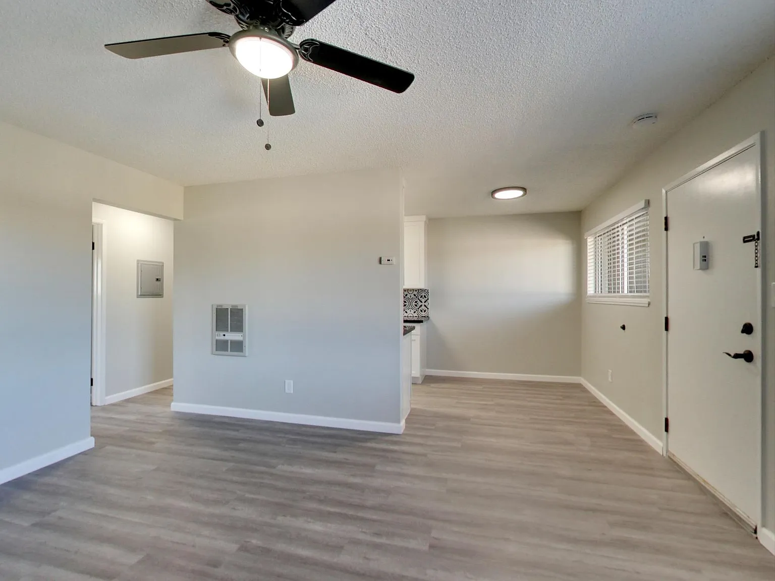 ROYALE APARTMENTS — Photo 4