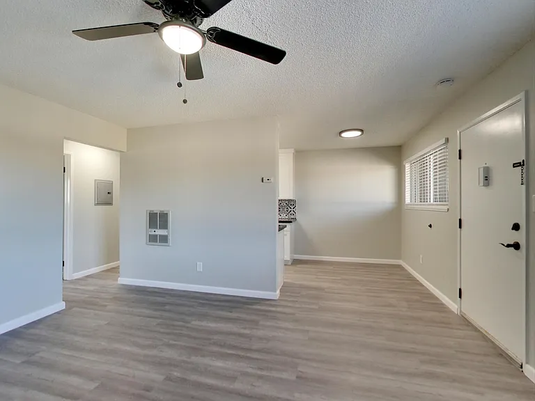 ROYALE APARTMENTS — Photo 4