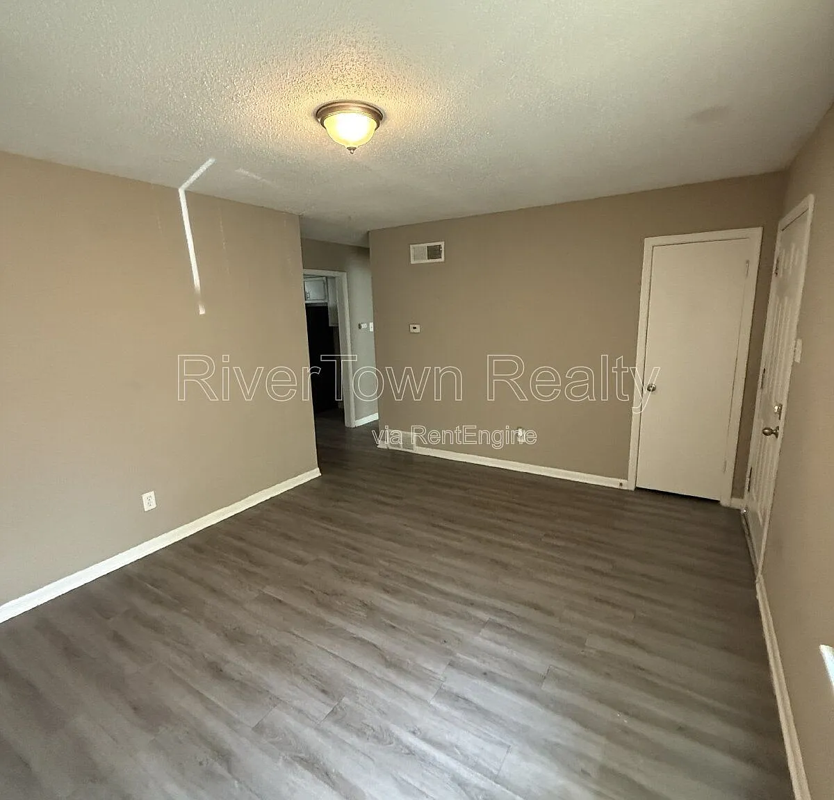 3 bed, 1.0 bath, 1047 sqft, $995 — Photo 3