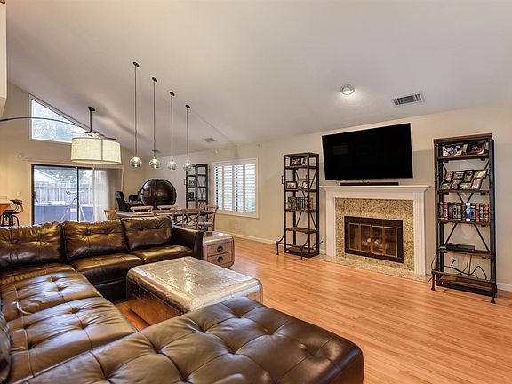 3rd image of 404 Sunbury Ct