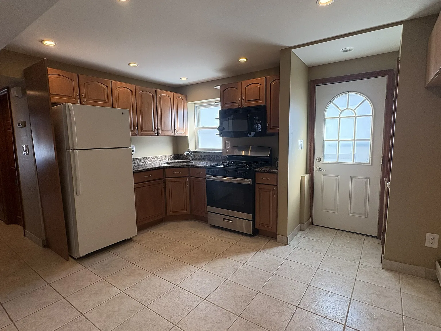 1 bed, 700 sqft, $1,900 — Photo 2