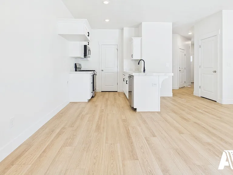 447 E 650 N — Photo 28