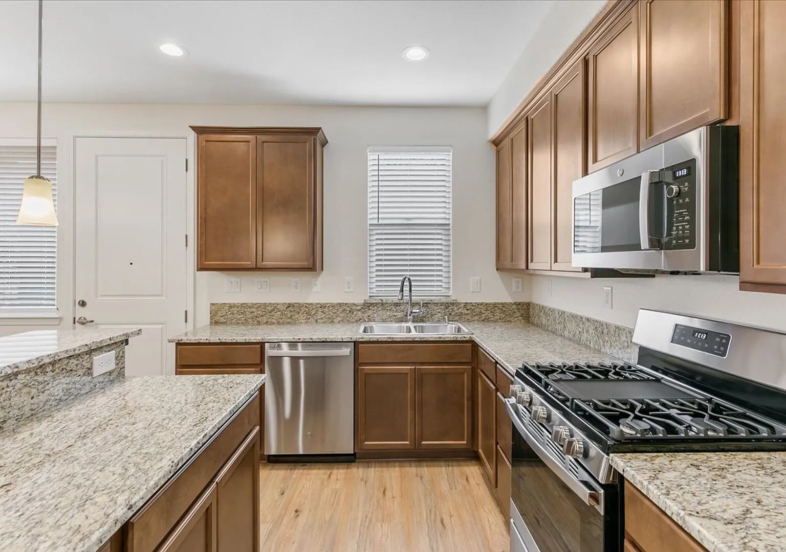 The Rubicon - Large and Luxurious 3 Bedroom, 2.5 bath with Loft and Full 2 Car Garage — Photo 2