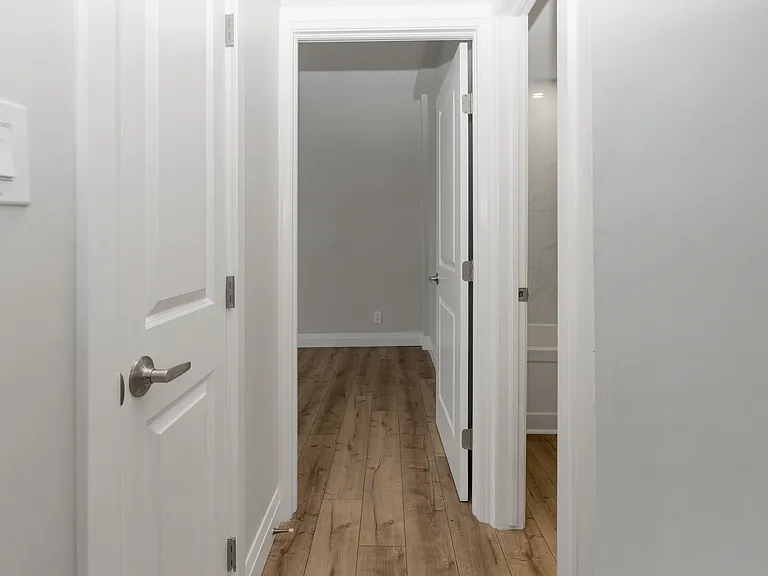 523 Bay St — Photo 15