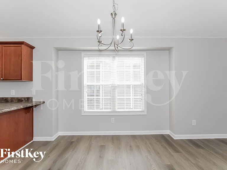 2218 Village Ln — Photo 5