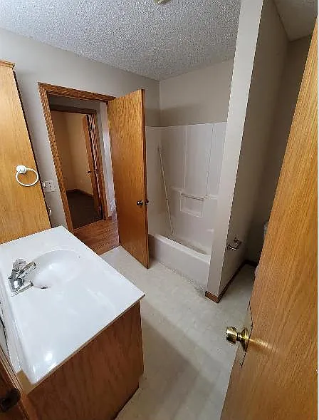 3 bed, 1556 sqft, $2,000 — Photo 2