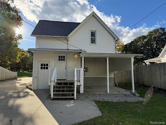 8th image of 830 Adams St