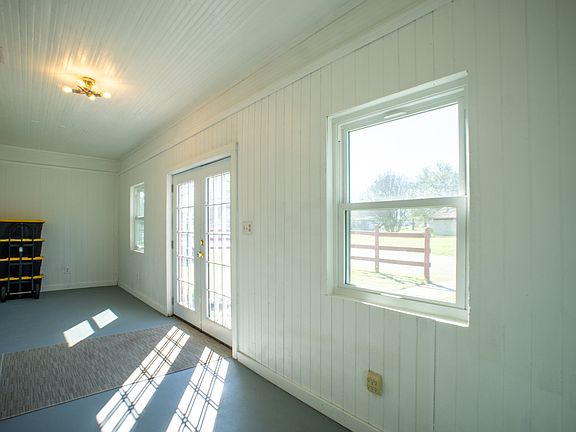 4th image of 108 S Avenue C