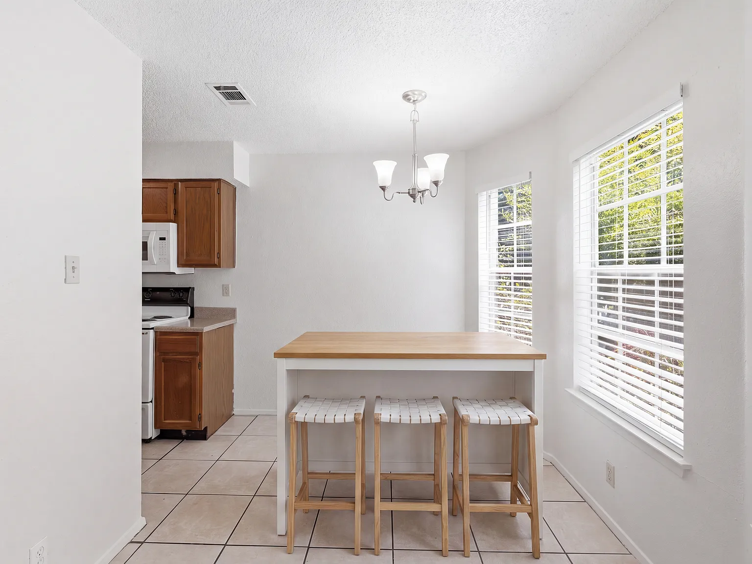 2 bed, 2.5 bath, 1023 sqft, $1,295 — Photo 3