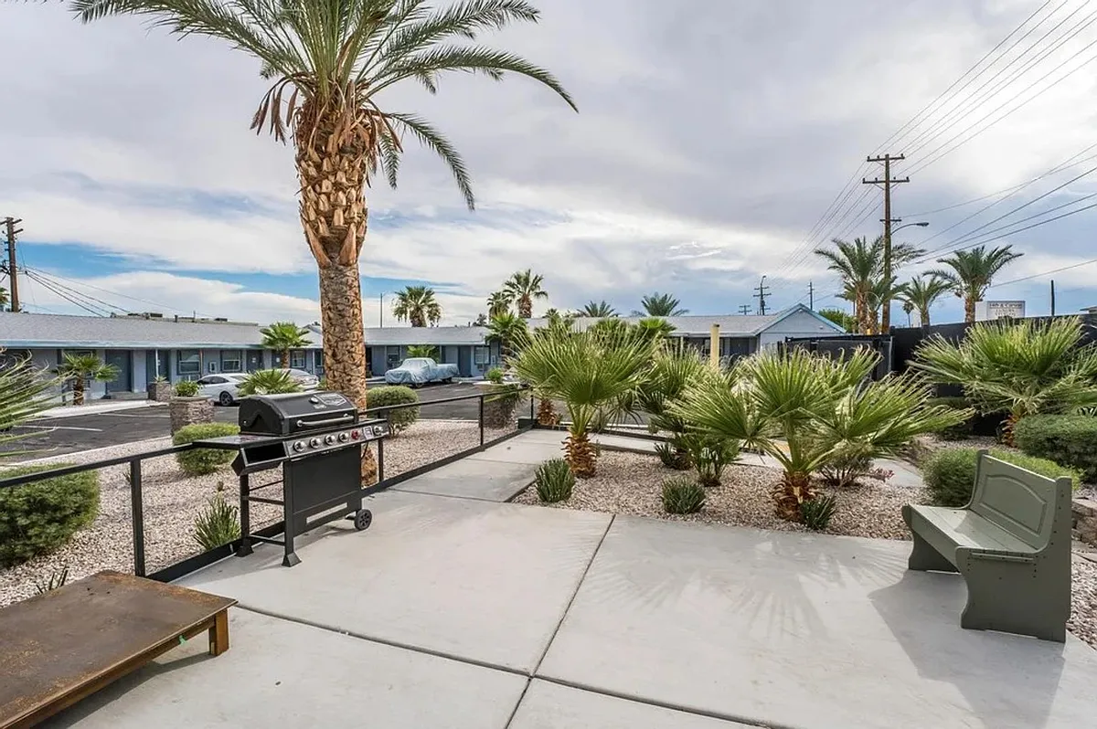 Building Photo - 1401 E Carson Ave #13