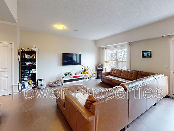 3rd image of 216 Cranford Cres SE