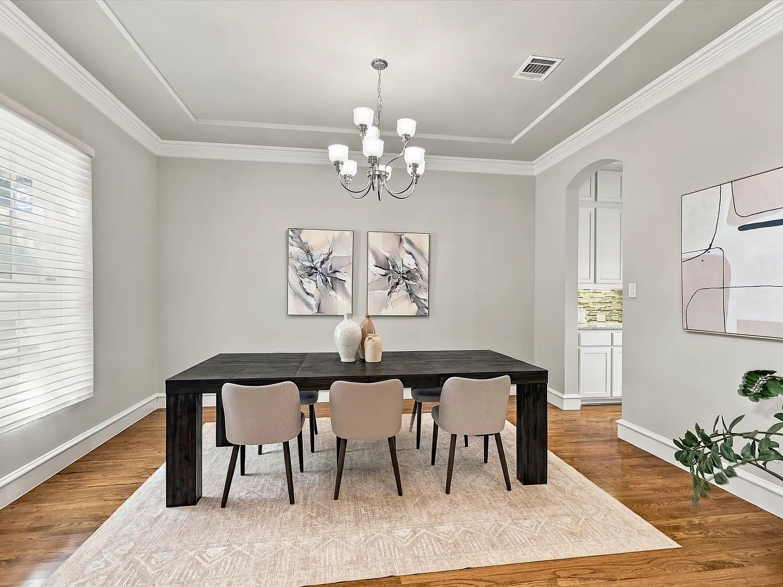 5 bed, 4.5 bath, 4335 sqft, $4,400 — Photo 3