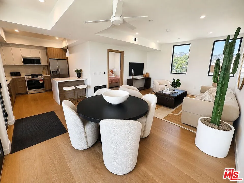 2 bed, 2.5 bath, 1326 sqft, $7,495 — Photo 4