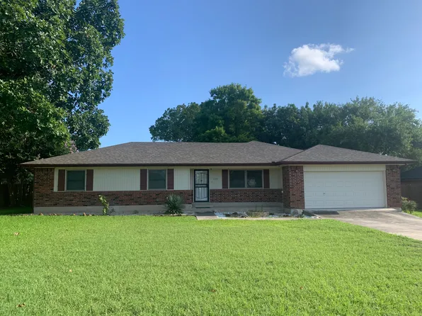 149 Guadalupe River Dr, Seguin, TX 78155