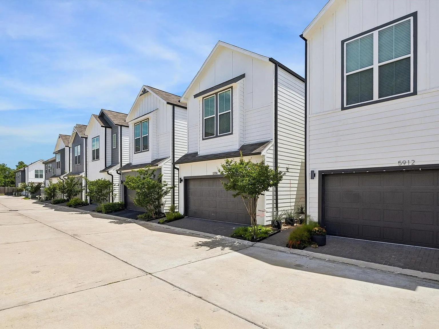 3 bed, 2.5 bath, 1504 sqft, $2,350 — Photo 2